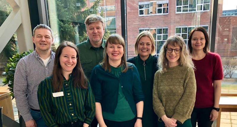 Gruppen ved UiT tilknyttet B2S pilotstudie sammen med team fra Troms&oslash; kommune: Bak fra venstre: Frode Adolfsen (UiT), Rune Solberg (Troms&oslash; kommune), Henriette Kyrrestad (UiT), Theresa Johnsen (Troms&oslash; kommune). foran fra venstre: Henriette Moseng (Troms&oslash; kommune), Toril S&oslash;rheim Nilsen (UiT), Marte Rye (RKBU Nord, UiT).